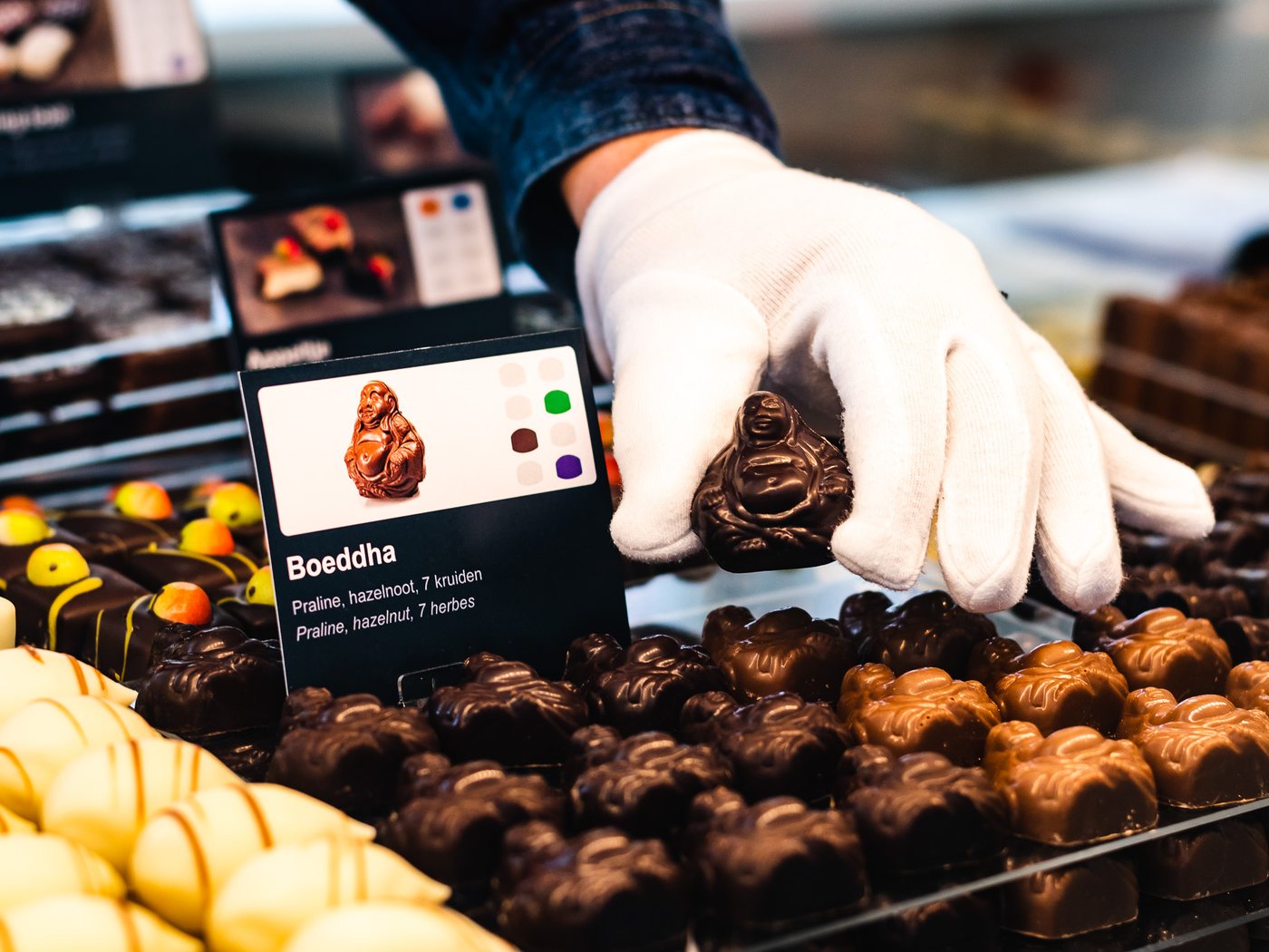 Bonbons worden met de hand uitgezocht in de chocolaterie