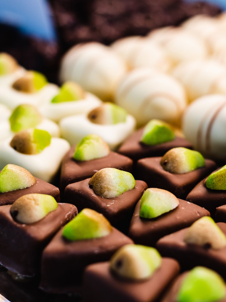 Bonbons worden met de hand uitgezocht in de chocolaterie